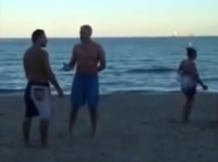 father knocks out beach bully